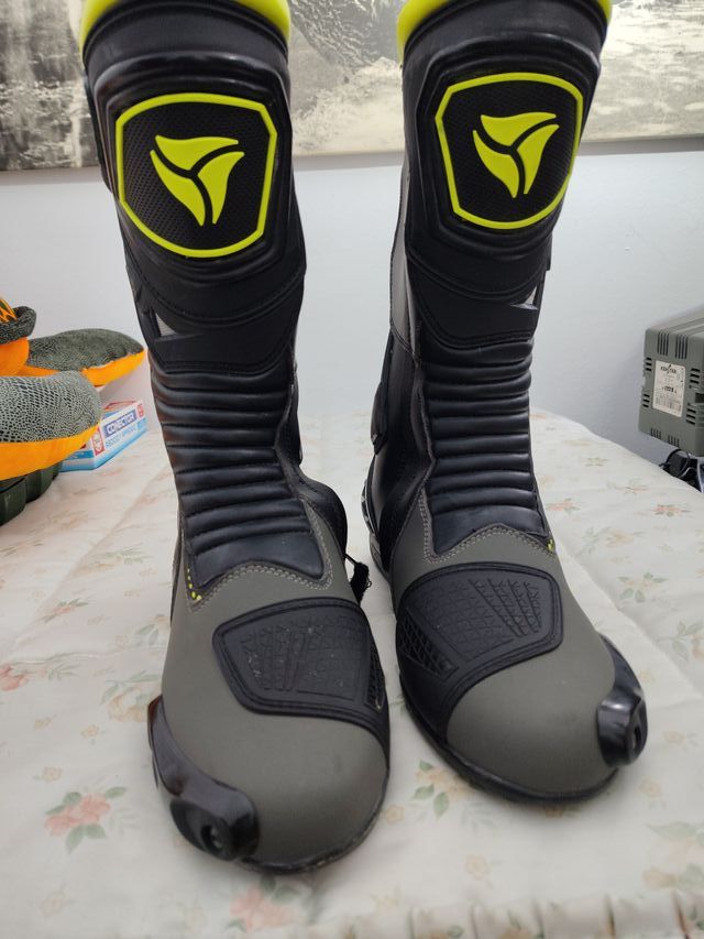 Botas de moto negras y grises