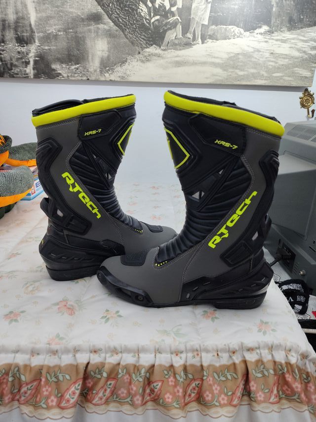 Botas de moto negras y grises