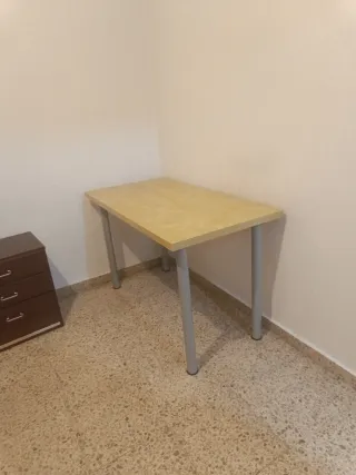 Mesa de madera y metal