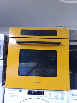 Horno Smeg Amarillo