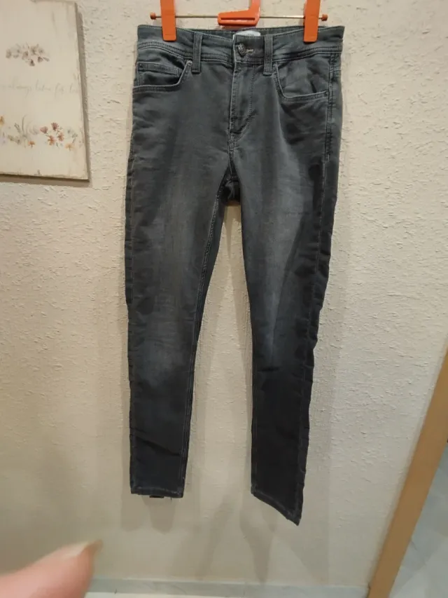 Vaqueros pitillo negro grisáceo.