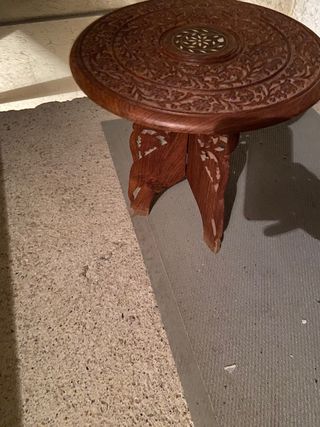 Mesa redonda de madera tallada, una reliquia