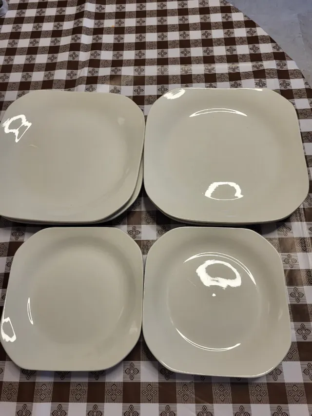 Juego de 8 platos blancos
