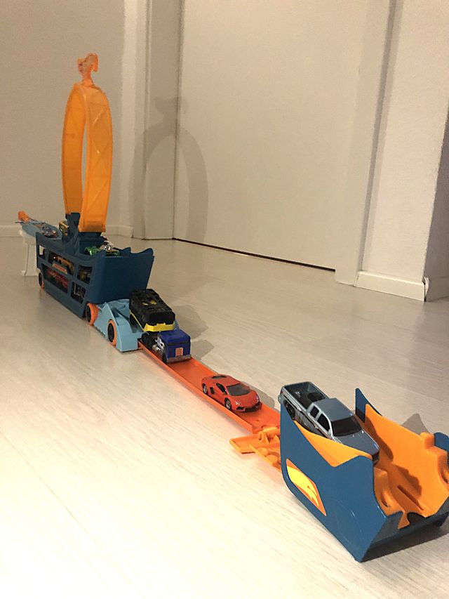 Pista, Camião Transportador e Colecção Hot Wheels