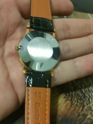 Reloj de pulsera dorado y negro