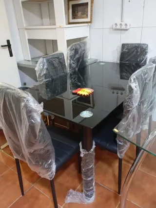 Sala da pranzo in vetro nero con 6 sedie