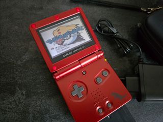 Consola Game Boy SP + Juego Pokémon Pinball