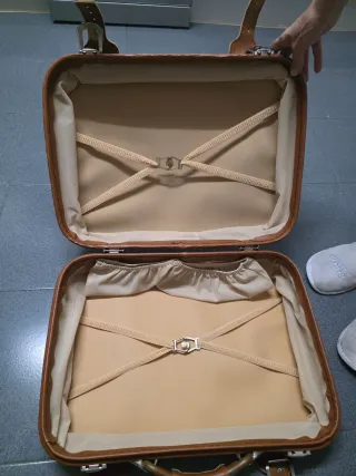 Maleta vintage de mano marrón