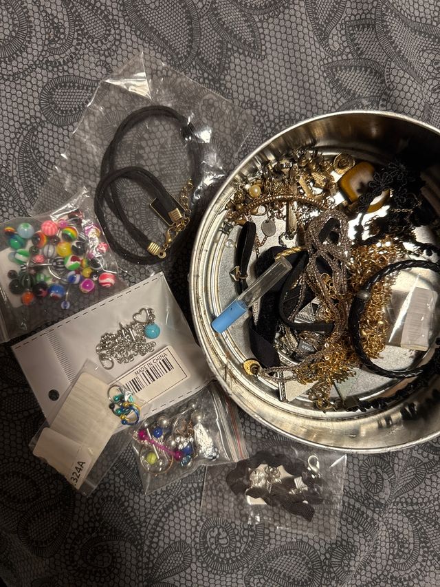 Lote pulseras, collares y piercings varios