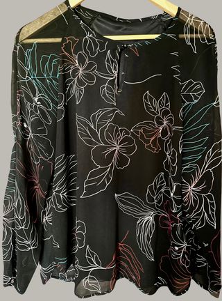Blusa fluida estampada flores
