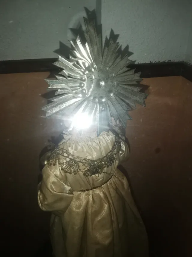 Muñeco en urna con detalles dorados