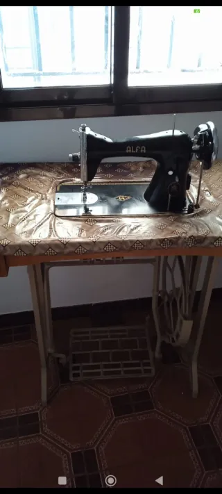 Máquina de coser Alfa antigua