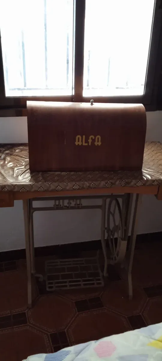 Máquina de coser Alfa antigua