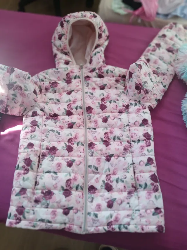 Chaqueta floral rosa con capucha