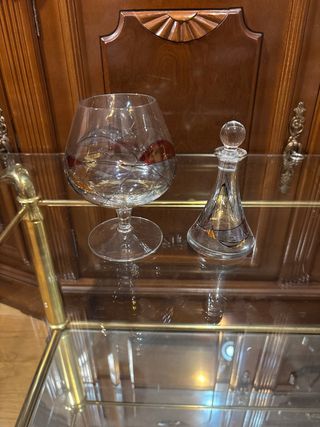 Tazza e astuccio per liquori decorati. Vetro di Murano