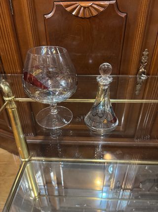 Tazza e astuccio per liquori decorati. Vetro di Murano