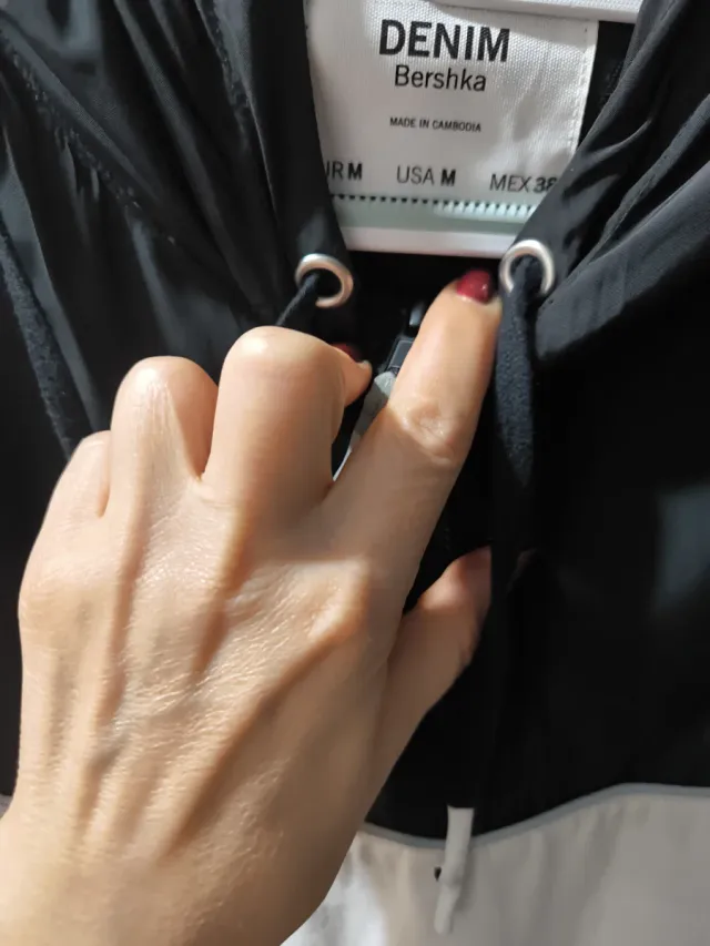 Sudadera Unisex Negra y Blanca Talla Única