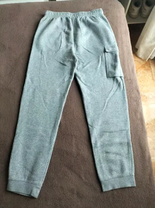 Pantalón chándal Nike en color gris.