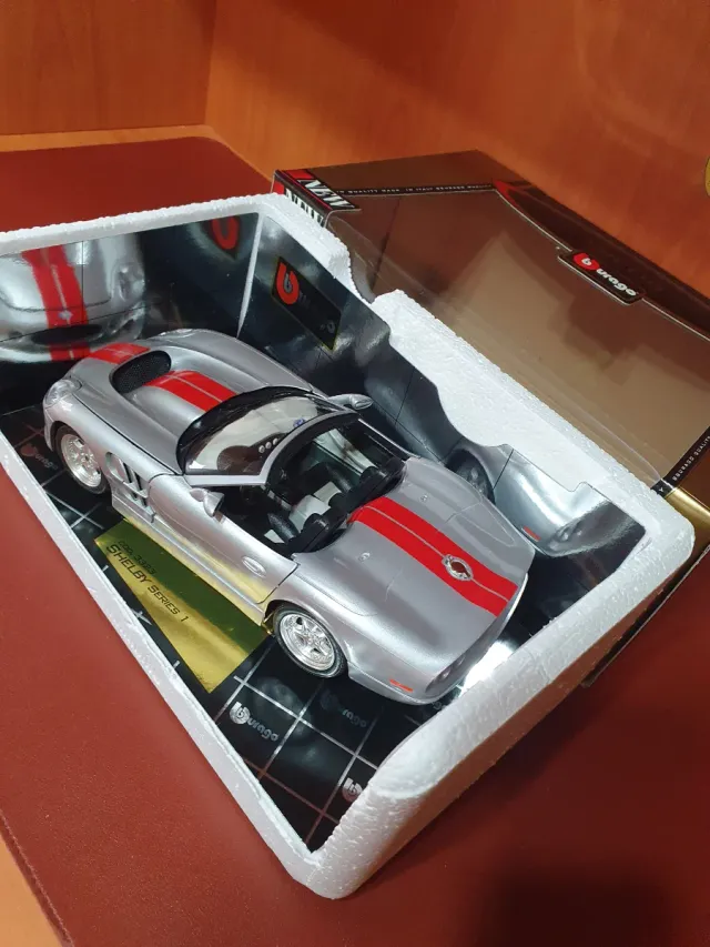 Shelby Bburago scala da 1/18