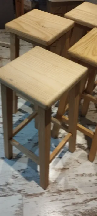 4 Taburetes altos de madera