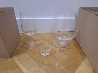 6 copas de coñac, 6 vino y 6 chupito