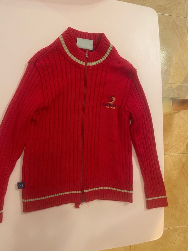 Chaqueta de punto roja Castelar College. Ropa
