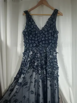 Vestido de madrina azul marino con pedrería
