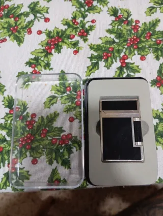 Mechero metálico negro y plateado