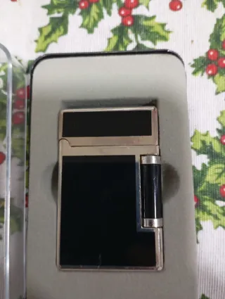 Mechero metálico negro y plateado