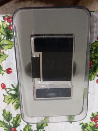 Mechero metálico negro y plateado