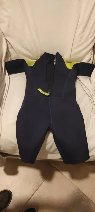 Traje de neopreno corto verde