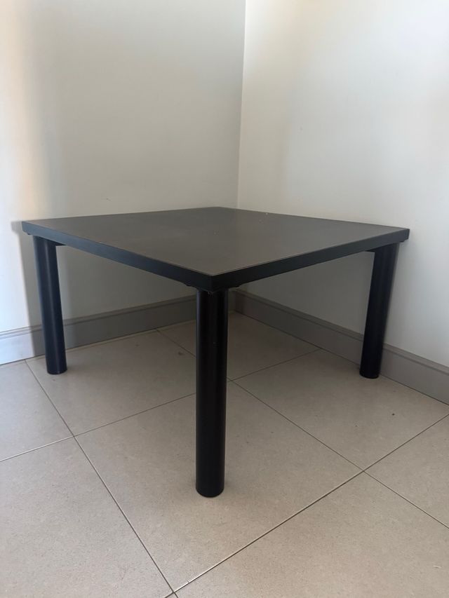 Mesa cuadrada negra resistente baja