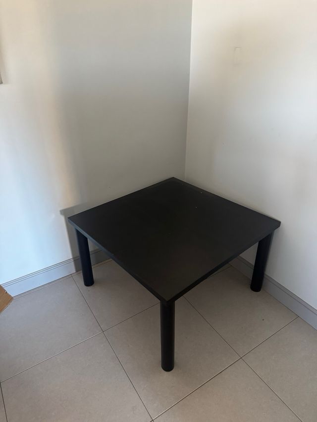 Mesa cuadrada negra resistente baja