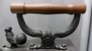 Plancha antigua de carbón con gallo