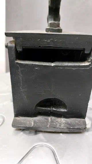 Plancha antigua de carbón con gallo