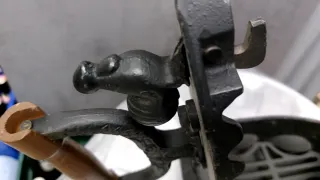 Plancha antigua de carbón con gallo