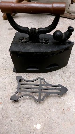 Plancha antigua de carbón con gallo