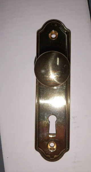 Tirador de puerta con cerradura y pomo