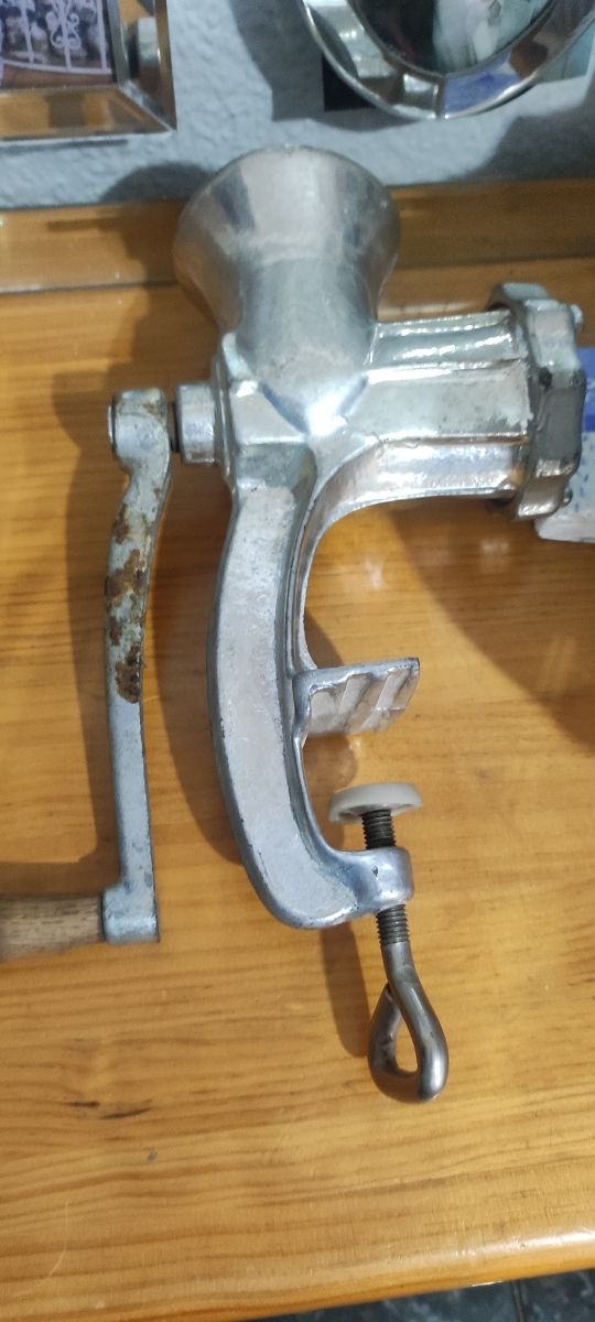 Picadora de carne antigua