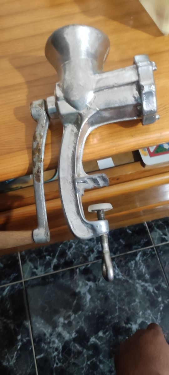 Picadora de carne antigua