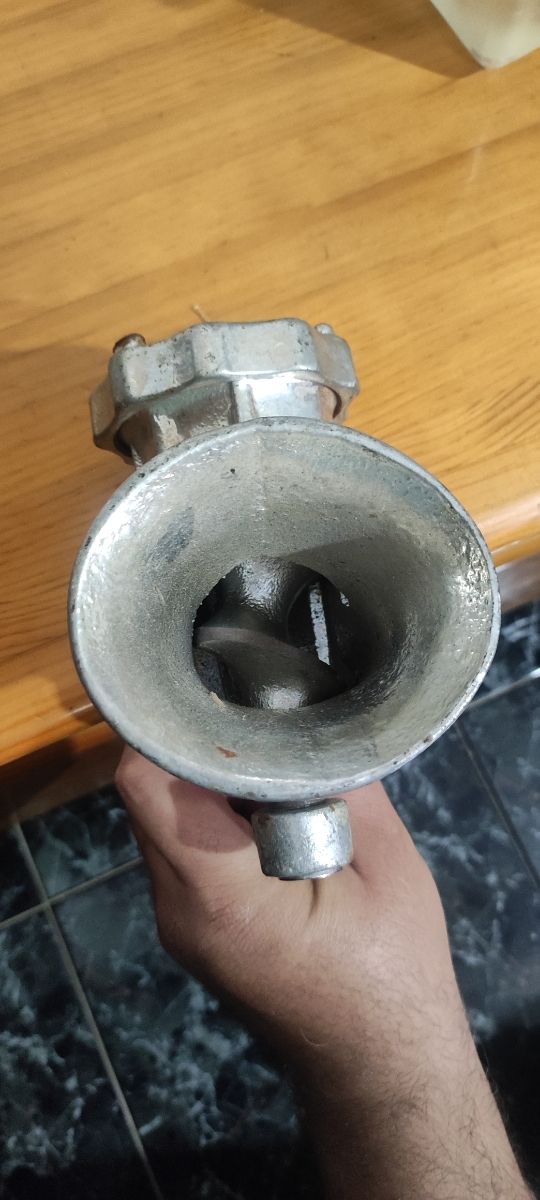 Picadora de carne antigua