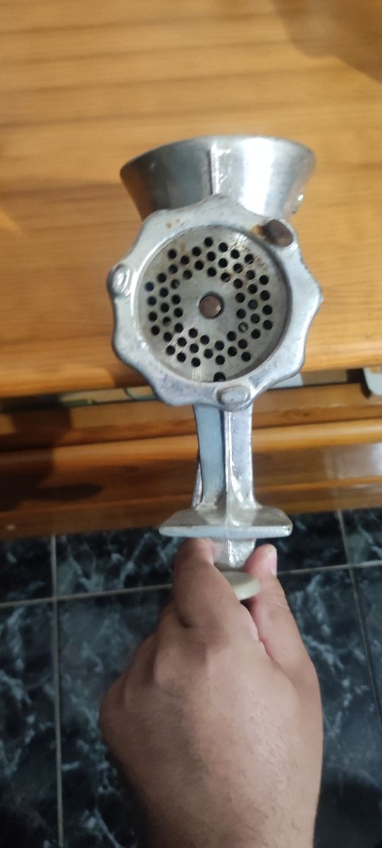 Picadora de carne antigua