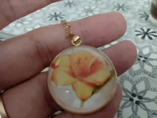 Collana con ciondolo fiore in vetro