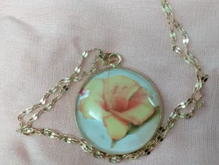 Collana con ciondolo fiore in vetro