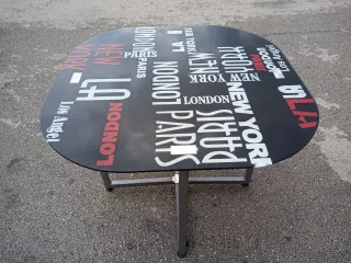 Tavolo in vetro con design urbano