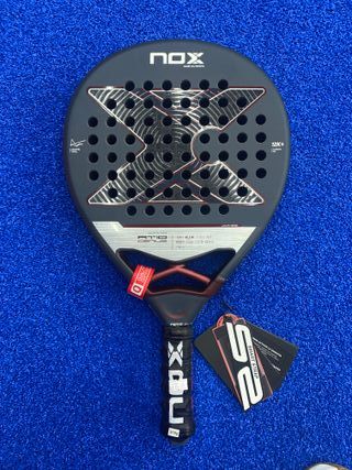 Pala de pádel NOX AT10 12K 2025 Agustín Tapia