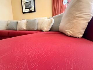 Sofá modular rojo y beige