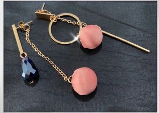 Pendientes largos dorados con detalle rosa