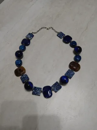 Collana con pietre blu e ambra.
