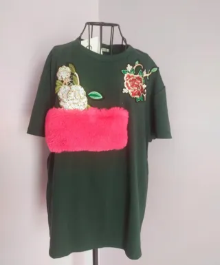 Camiseta Zara verde con detalles rosas